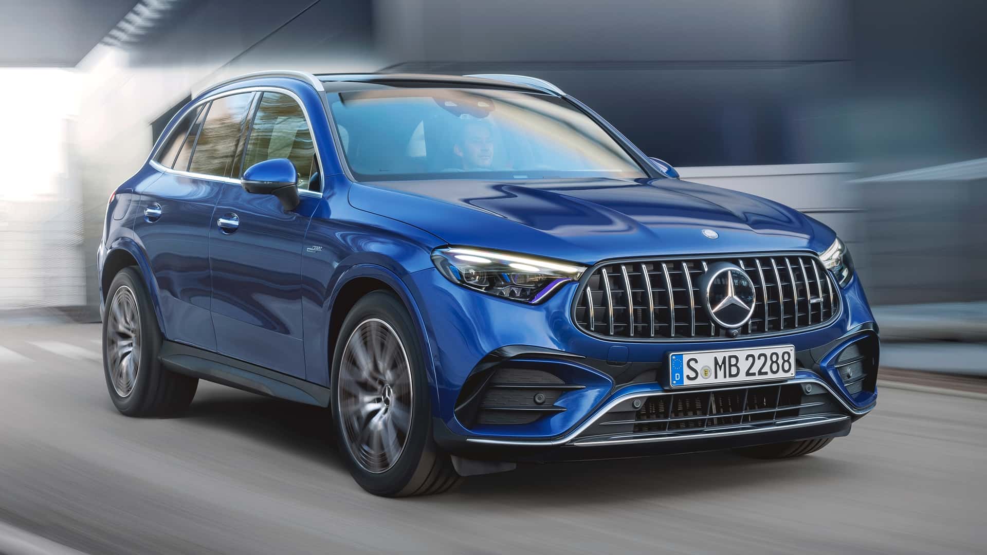 مرسيدس AMG GLC الرياضية الجديدة تنطلق بأقوى محرك 4 سلندر في العالم 31