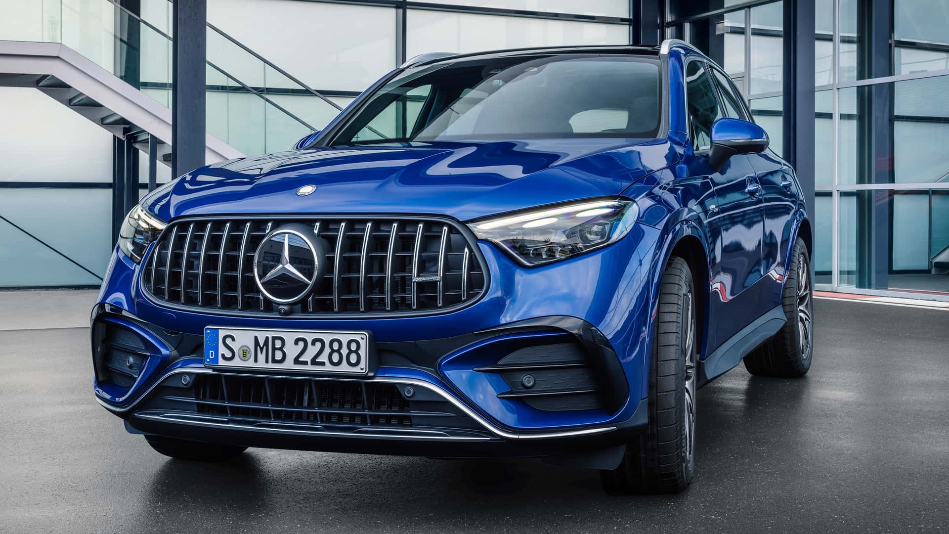 مرسيدس AMG GLC الرياضية الجديدة تنطلق بأقوى محرك 4 سلندر في العالم 33