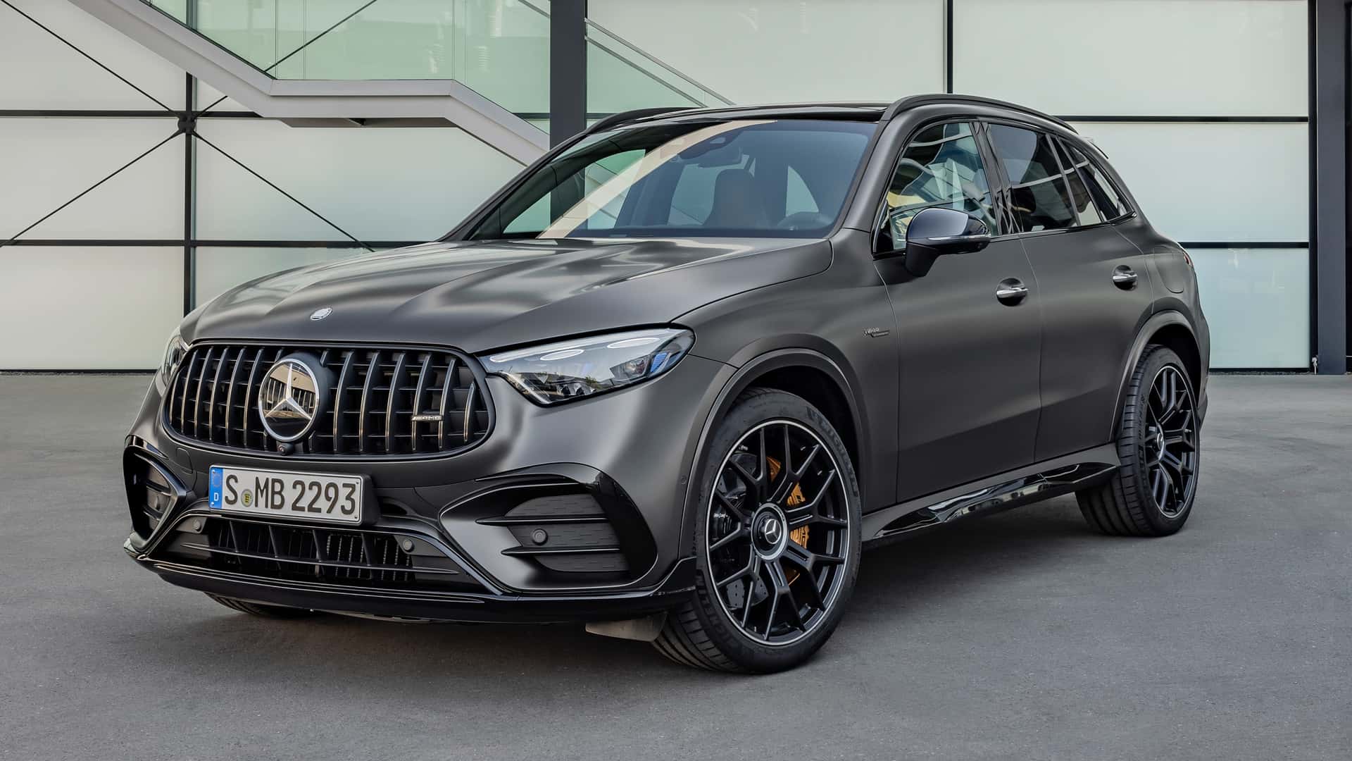 مرسيدس AMG GLC الرياضية الجديدة تنطلق بأقوى محرك 4 سلندر في العالم 16