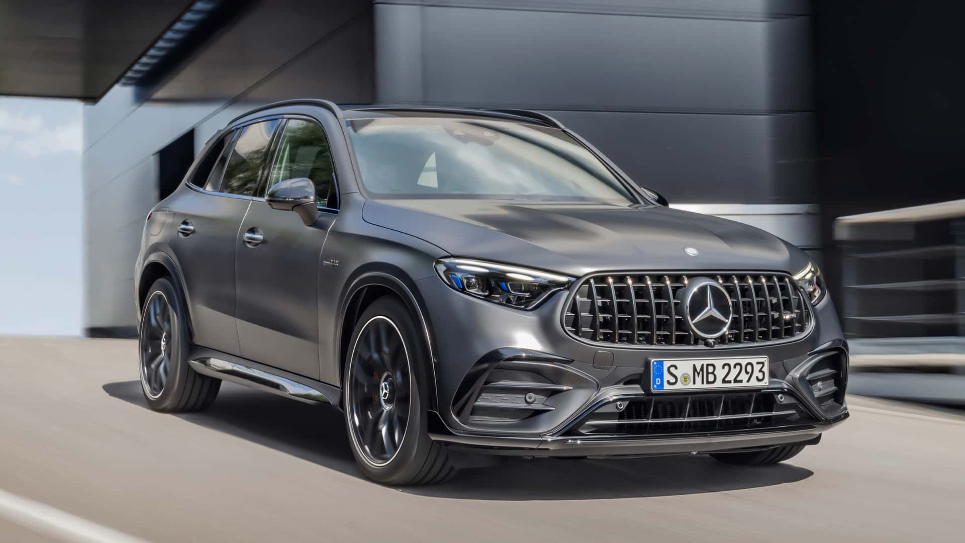 مرسيدس AMG GLC الرياضية الجديدة تنطلق بأقوى محرك 4 سلندر في العالم 17