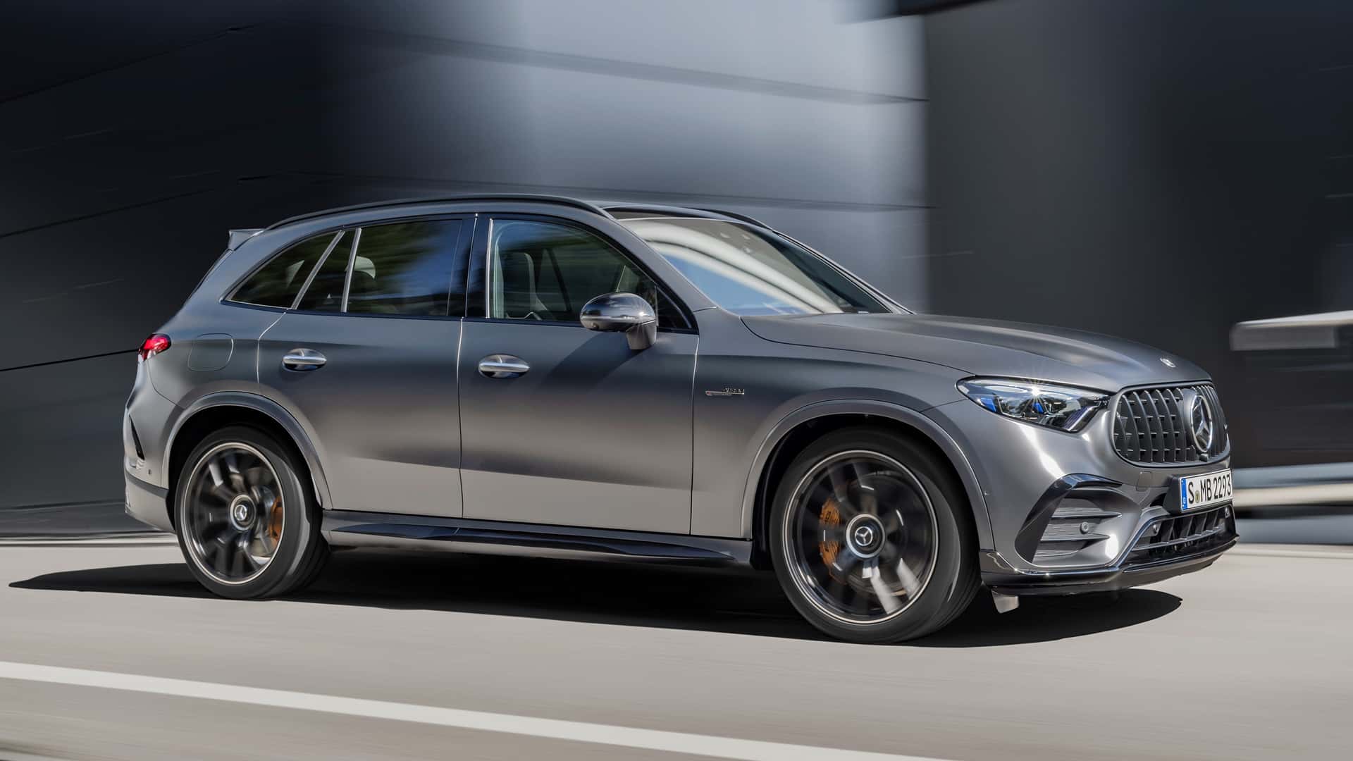 مرسيدس AMG GLC الرياضية الجديدة تنطلق بأقوى محرك 4 سلندر في العالم 18