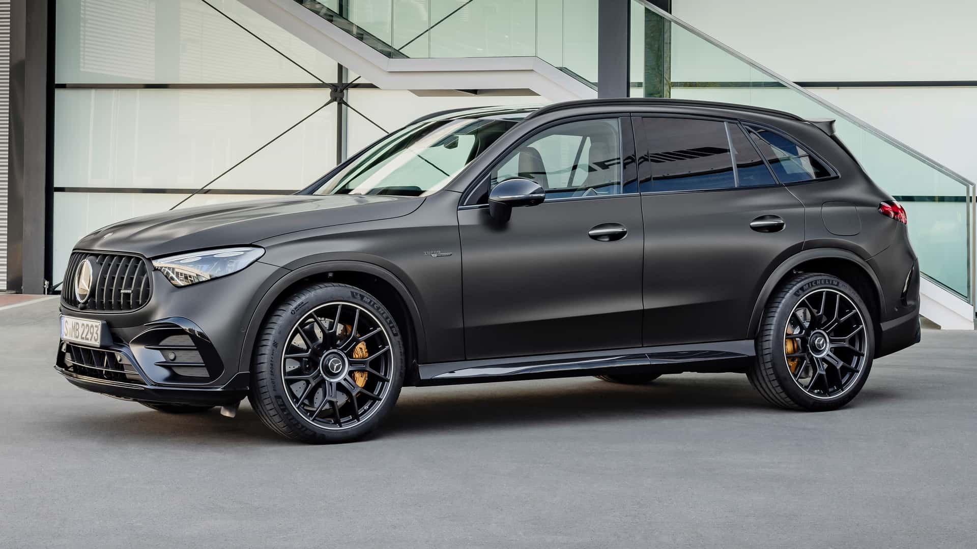 مرسيدس AMG GLC الرياضية الجديدة تنطلق بأقوى محرك 4 سلندر في العالم 27