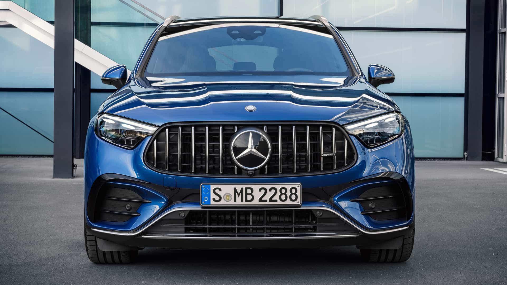 مرسيدس AMG GLC الرياضية الجديدة تنطلق بأقوى محرك 4 سلندر في العالم 32