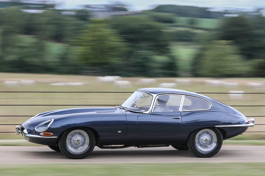 جاكوار E-Type التي وصفها رئيس فيراري بـ "السيارة الأجمل في العالم" معروضة في مزاد بقيمة 5.6 مليون ريال 1