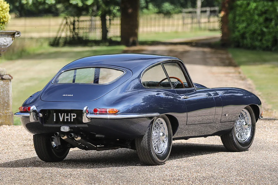 جاكوار E-Type التي وصفها رئيس فيراري بـ "السيارة الأجمل في العالم" معروضة في مزاد بقيمة 5.6 مليون ريال 10