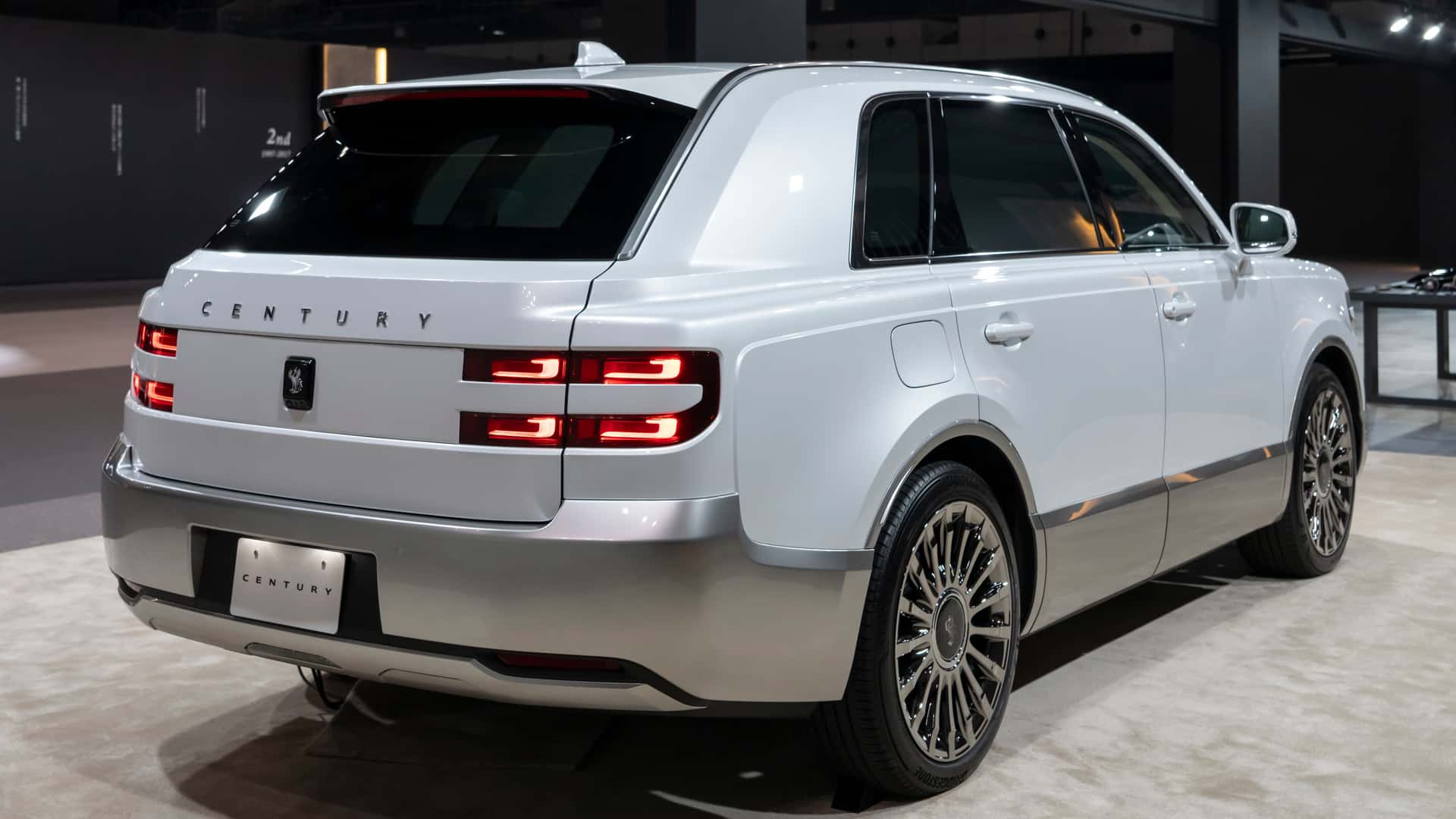 كم سعر تويوتا سنشري 2024 SUV الفاخرة ذات النسخ المحدودة؟ 2