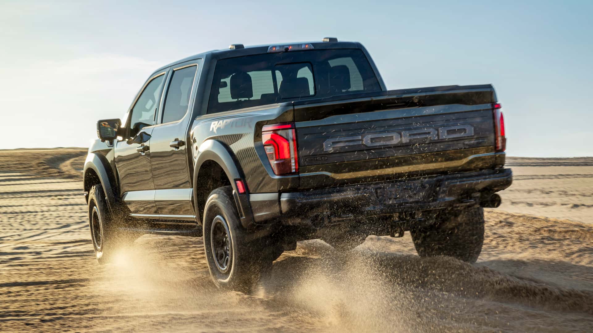 فورد F-150 رابتر R موديل 2024 الجديد ينطلق بقوة تتجاوز 700 حصان 12