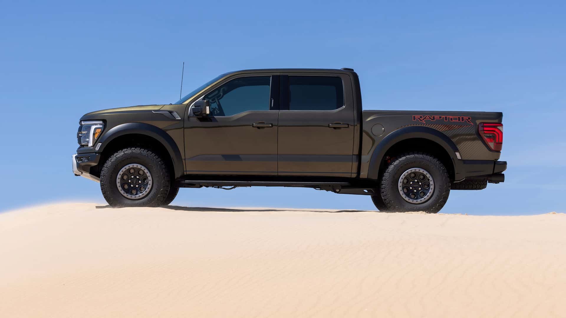 فورد F-150 رابتر R موديل 2024 الجديد ينطلق بقوة تتجاوز 700 حصان 17