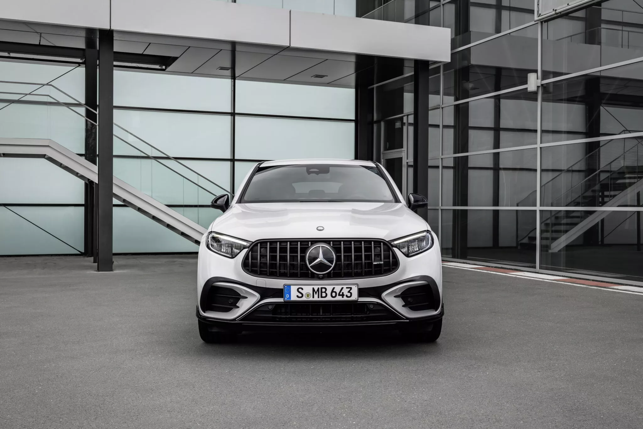 مرسيدس AMG GLC كوبيه 2024 الجديدة تنطلق بقوة تصل إلى 680 حصان 12