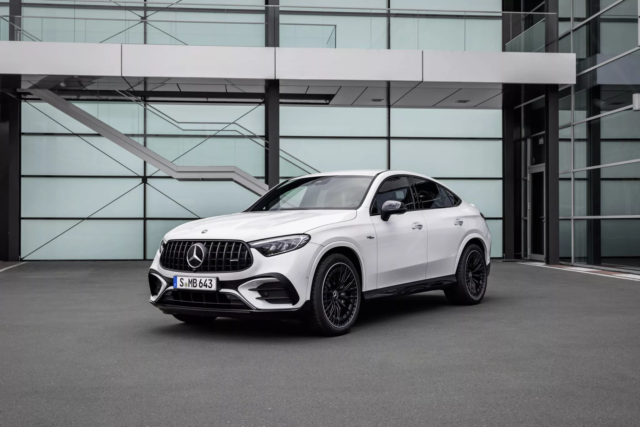 مرسيدس AMG GLC كوبيه 2024 الجديدة تنطلق بقوة تصل إلى 680 حصان