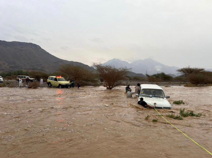 إرشادات “الدفاع المدني” لقائدي المركبات حال هطول الأمطار 3