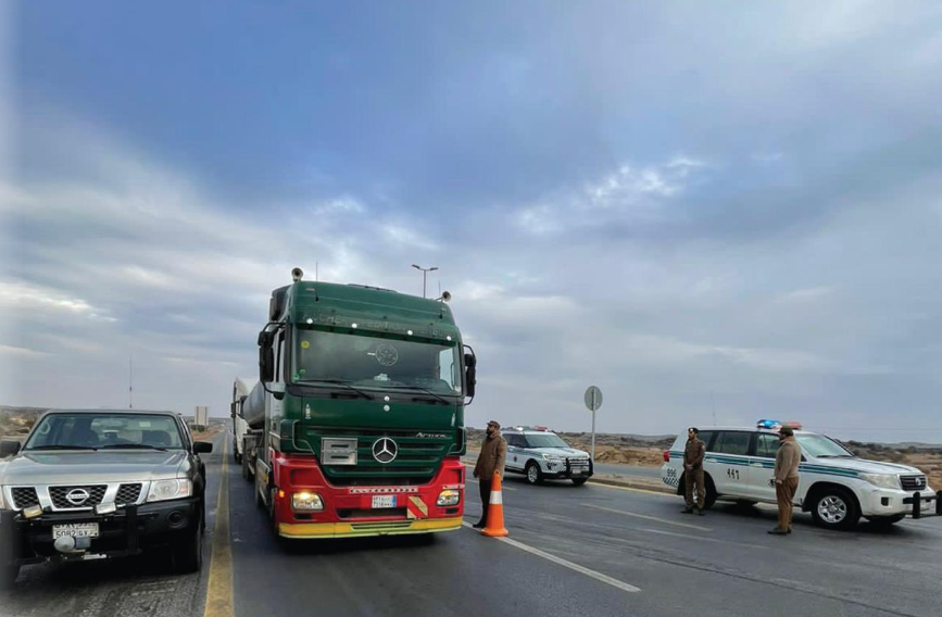 “المرور”: زيادة أبعاد الحمولة المنقولة مخالفة..وهذه غرامتها