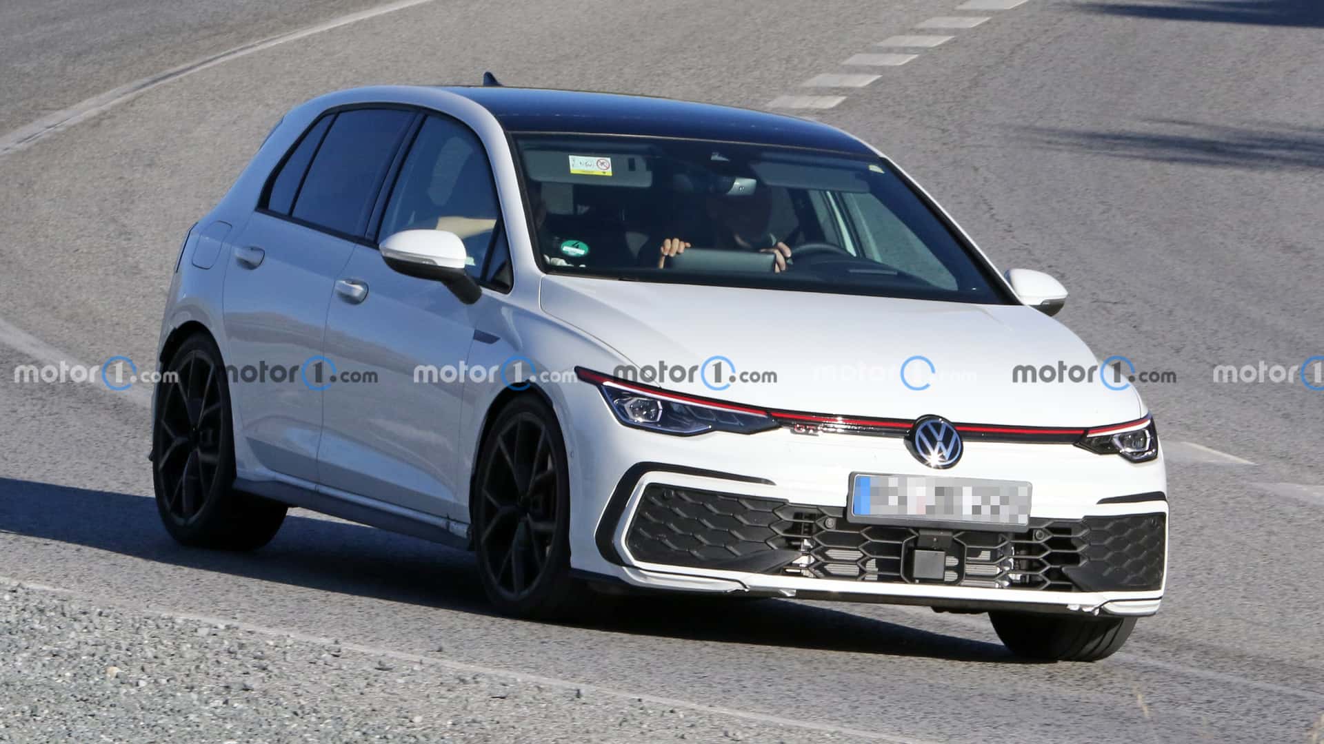 فولكس واجن جولف GTI فيس ليفت الجديدة تظهر لأول مرة أثناء اختبارها بدون تمويهات تقريباً 3