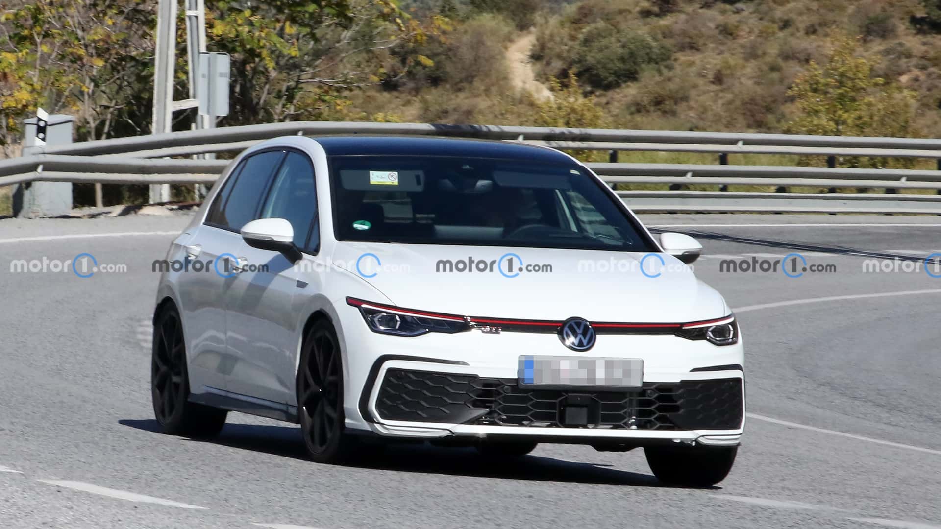 فولكس واجن جولف GTI فيس ليفت الجديدة تظهر لأول مرة أثناء اختبارها بدون تمويهات تقريباً 4