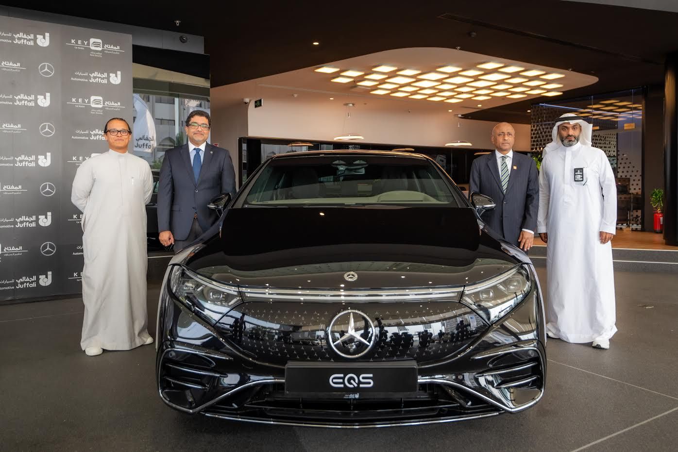 الجفالي للسيارات تزود المفتاح للتأجير بسيارات Mercedes-Benz EQS الكهربائية