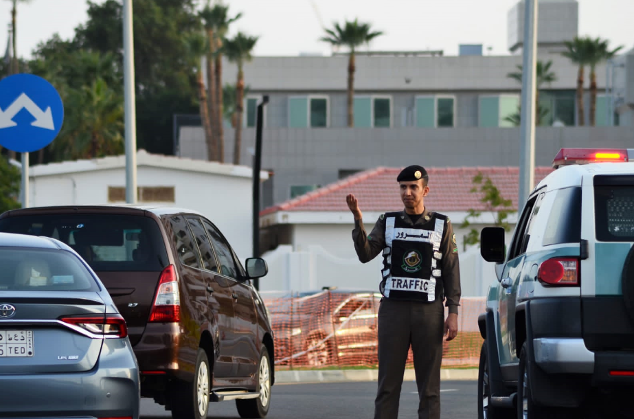 “المرور” يشدد على أهمية الالتزام بالمسار الخاص بالدوران 