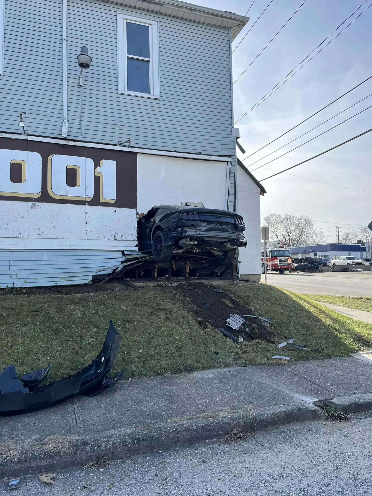 فورد موستنج تقتحم جانب مبنى في حادث غريب بالولايات المتحدة 3