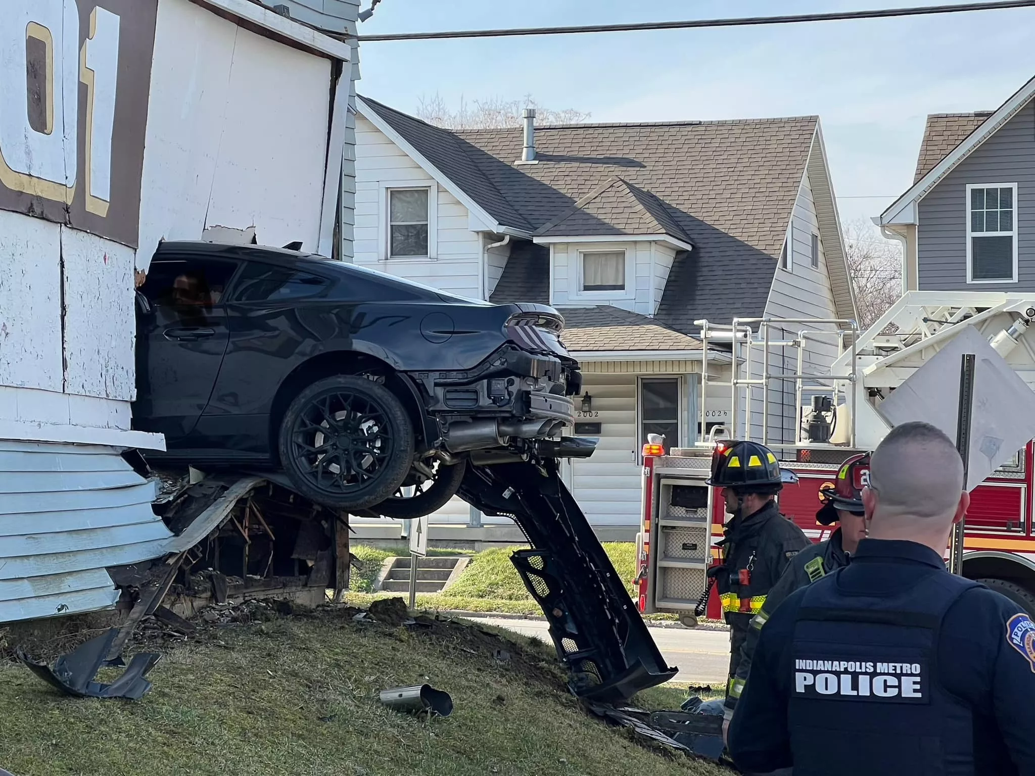 فورد موستنج تقتحم جانب مبنى في حادث غريب بالولايات المتحدة