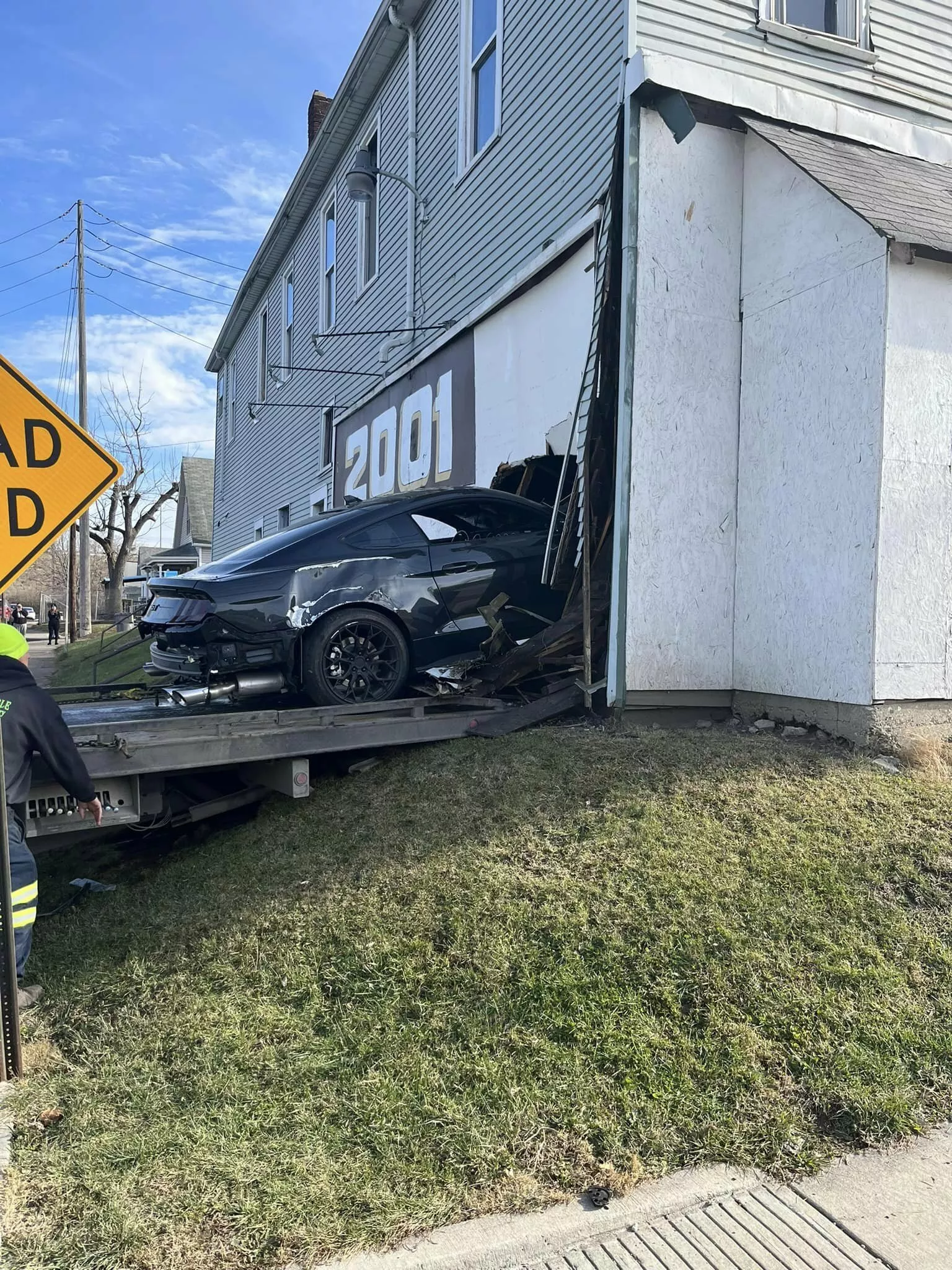 فورد موستنج تقتحم جانب مبنى في حادث غريب بالولايات المتحدة 6