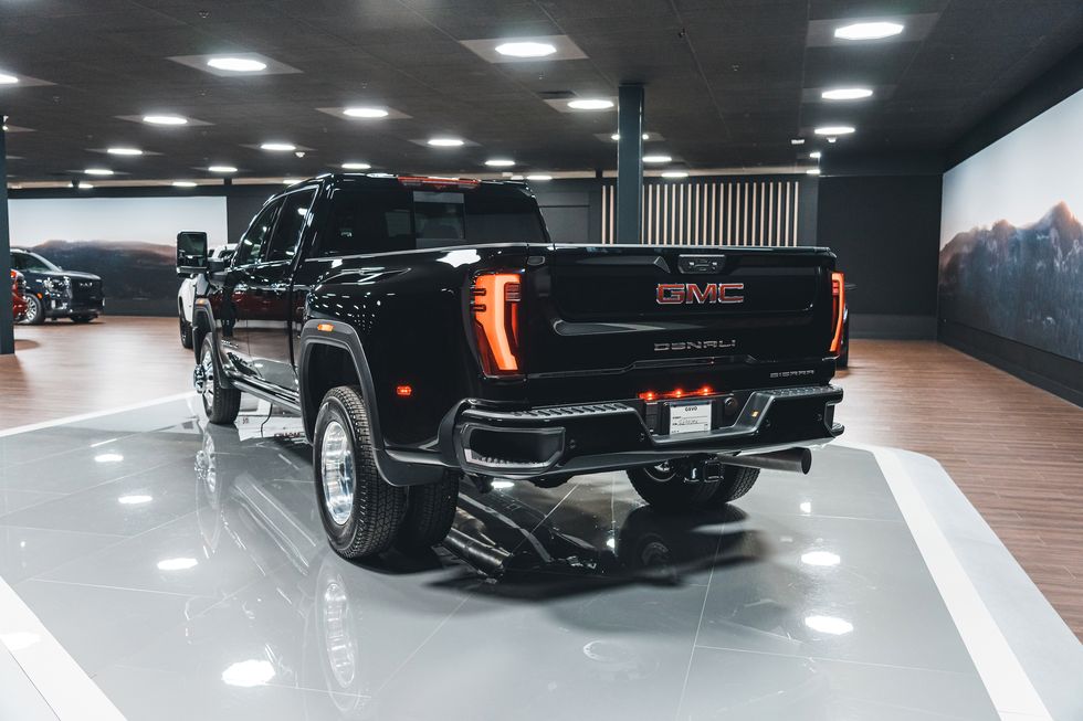 تحتوي هذه الصورة على سمة alt فارغة؛ اسم الملف هو 2024-gmc-sierra-3500hd-denali-102-1665085983.jpg