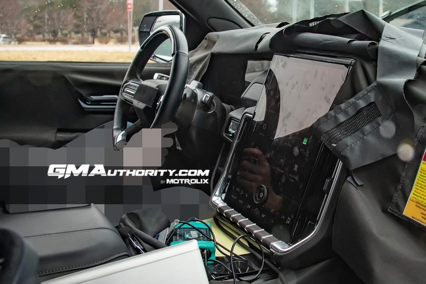 تحتوي هذه الصورة على سمة alt فارغة؛ اسم الملف هو 2025-GMC-Yukon-Prototype-Spy-Shots-March-2024-Interior-Center-Screen-Display-002-850x567-1.jpg