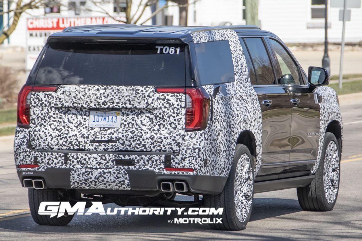 تحتوي هذه الصورة على سمة alt فارغة؛ اسم الملف هو 2025-GMC-Yukon-XL-Denali-Ultimate-Prototype-Spy-Shots-Little-Camo-March-2024-Exterior-012-rear-three-quarters-tail-lights-exhaust.jpg