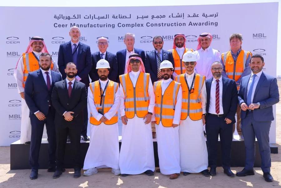 تحتوي هذه الصورة على سمة alt فارغة؛ اسم الملف هو Ceer-Manufacturing-Team-900x601-1.jpg