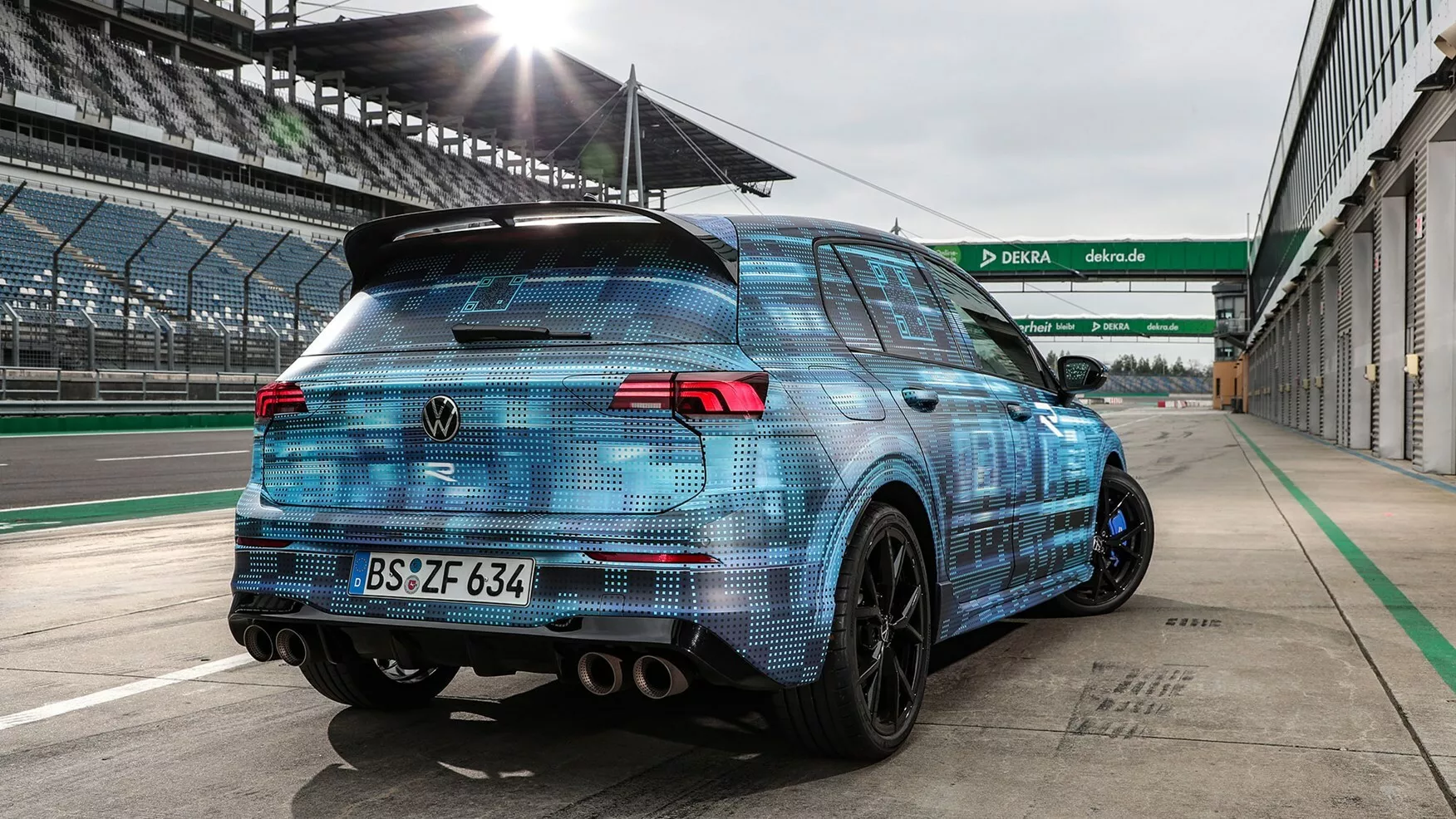 تحتوي هذه الصورة على سمة alt فارغة؛ اسم الملف هو VW-Golf-R-3.webp