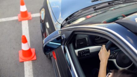 تعلم قيادة السيارات: كيفية تعديل وضعية الجلوس والمرايا وأهم النصائح للسائق الجديد