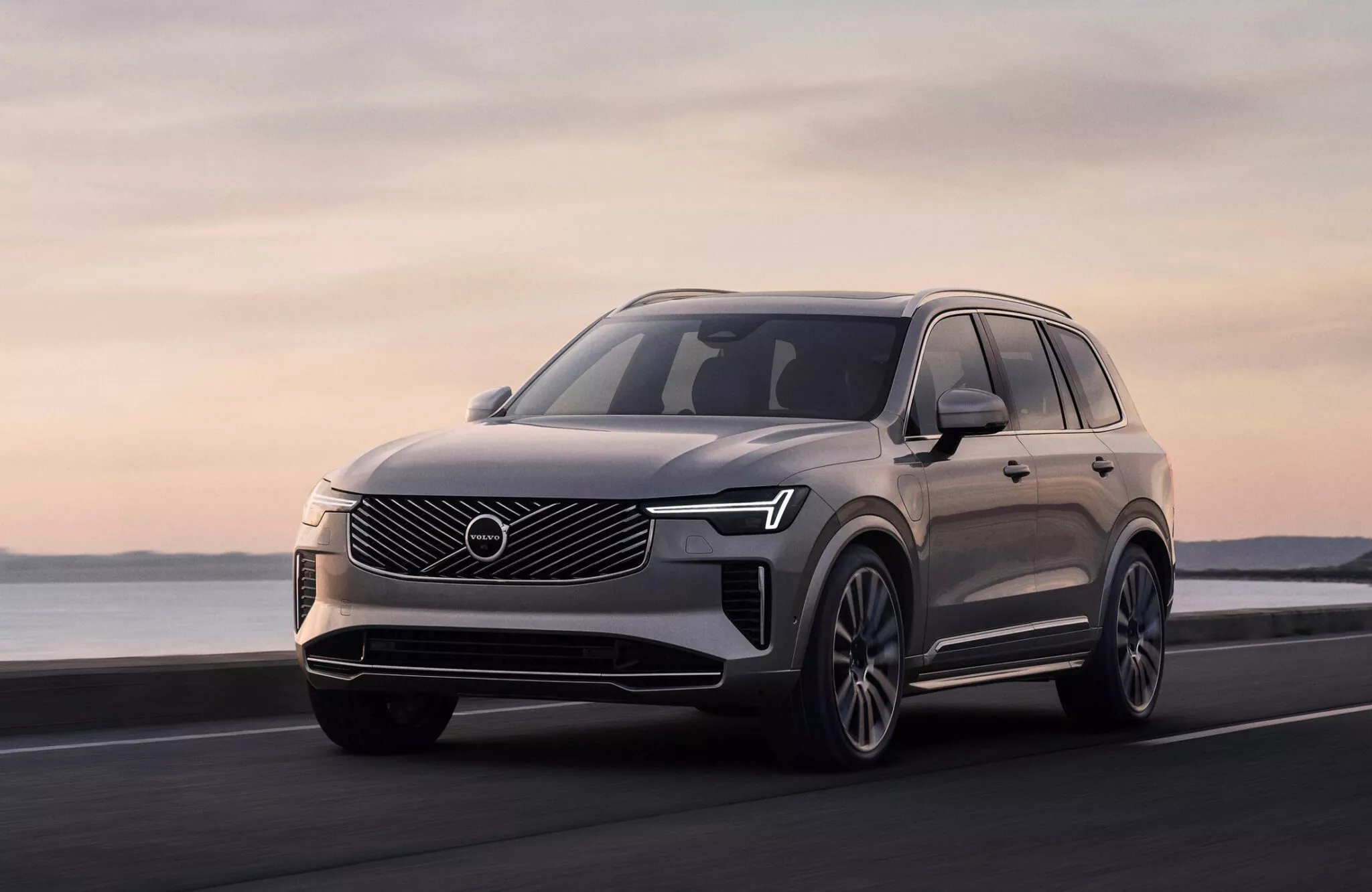 فولفو تؤكد تمسكها بسيارات البنزين بالكشف عن XC90 2025 فيس ليفت الجديدة