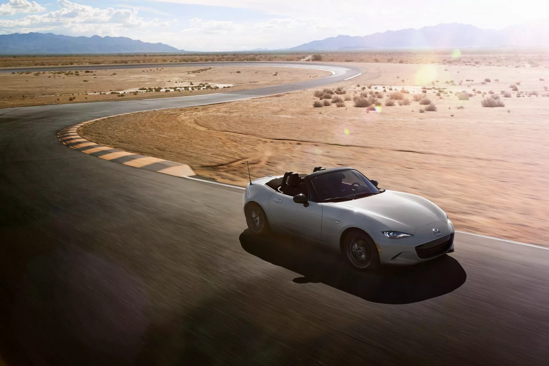 مازدا MX-5 مياتا 2025 تحصل على إصدار حصري للاحتفال بالذكرى السنوية 35 للسيارة 8