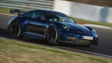 بورش 911 GT3 موديل 2025 هي أسرع سيارة ناقل يدوي في تاريخ مضمار نوربورغرينغ الشهير