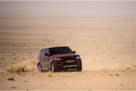 رنج روفر تحقق وقت قياسي جديد في عبور صحراء الربع الخالي من السعودية الى دبي