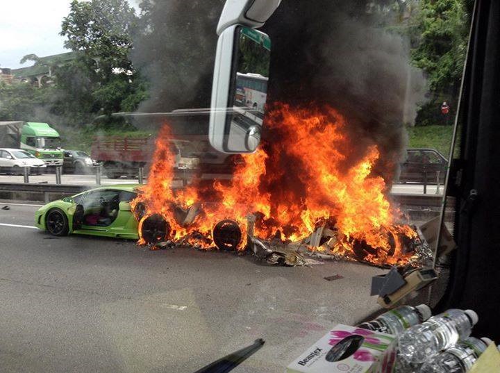 حادث قوي : ثلاث سيارات لامبورجيني تحطم بعضها البعض و تحترق Lamborghinis