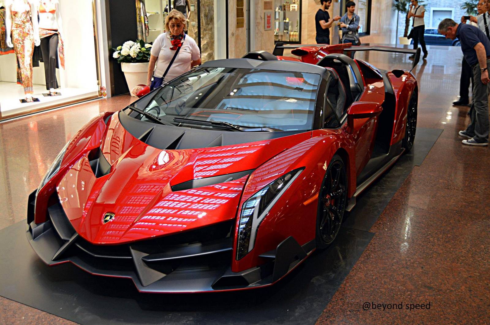 Lamborghini-Veneno-Roadster-1