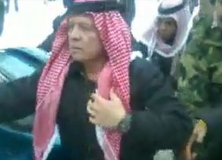 “فيديو” ملك الاردن يساعد بتحريك سيارة عالقة في الثلج!