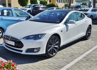 “بالصور” مشاهدة سيارة تسلا اس الكهربائي الجديدة في مدينة ابوظبي Tesla S