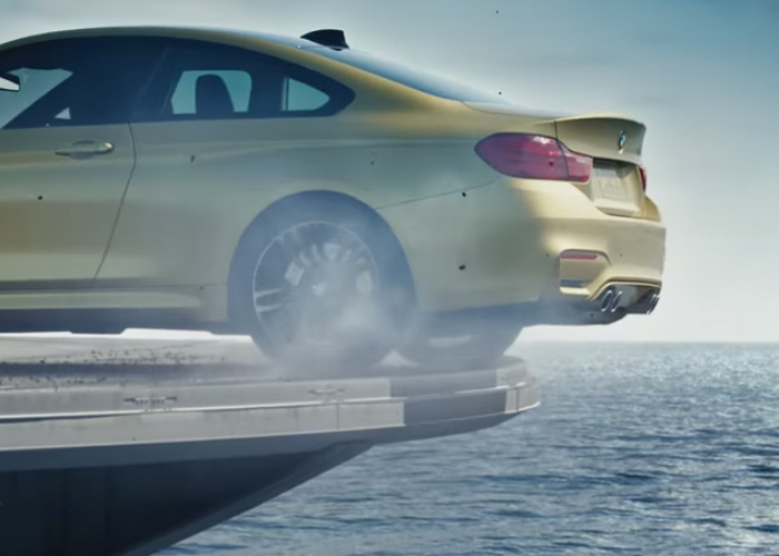 "فيديو" يحبس الانفاس من بي ام دبليو لسيارتها BMW M4 على حاملة طائرات 7