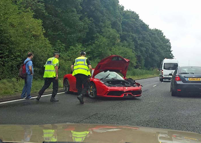 “بالصور” زبون يحطم فيراري F458 جديدة اثناء اختبار قيادتها لشرائها في شمال لندن