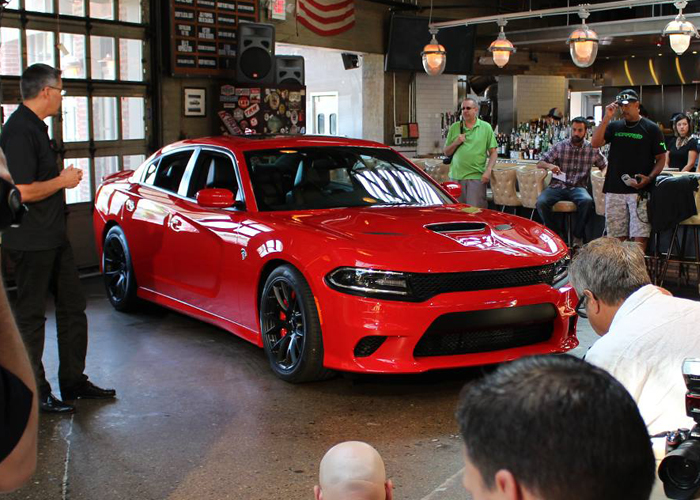 "البث المباشر" تدشين دودج تشارجر 2015 اس ار تي هيلكات 707 حصاناً Dodge Charger 7