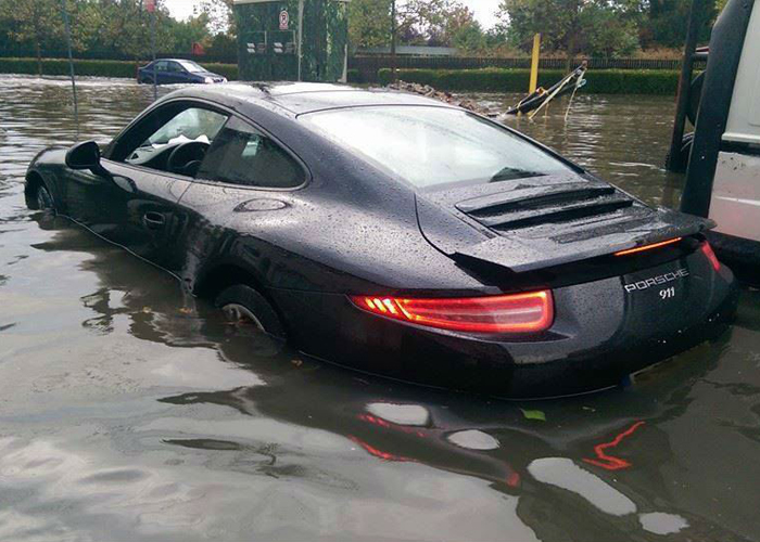 “بالصور” بورش 911 تغرق في فيضانات الشواطئ الرومانية وتتعطل بالكامل Porsche 911