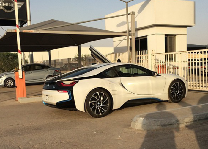 “بالفيديو” وصول بي ام دبليو i8 الجديدة الى مدينة الرياض BMW i8 2015