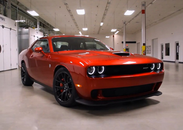 "فيديو" شاهد كيف تمت صناعة اول نسخة من تشالنجر هيلكات 2015 الجديدة Challenger Hellcat 12