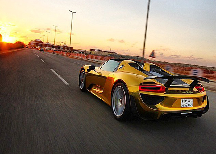 "بالصور" شاهد طريقة تغليف سيارة بورش 918 سبايدر في السعودية Porsche 918 Spyder 1