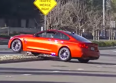 "فيديو" سائق BMW M4 كوبيه الجديدة يتباهى بسيارته امام الماره ويصطدم بها 8