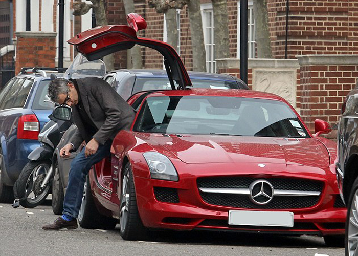 “بالصور” ملك الكوميديا مستر بن يذهب للتسوق على سيارته الجديدة مرسيدس SLS AMG