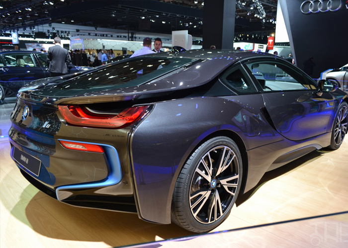 "فيديو" بي ام دبليو اي 8 2015 تصل الى دولة الكويت في طائرة خاصة BMW i8 7