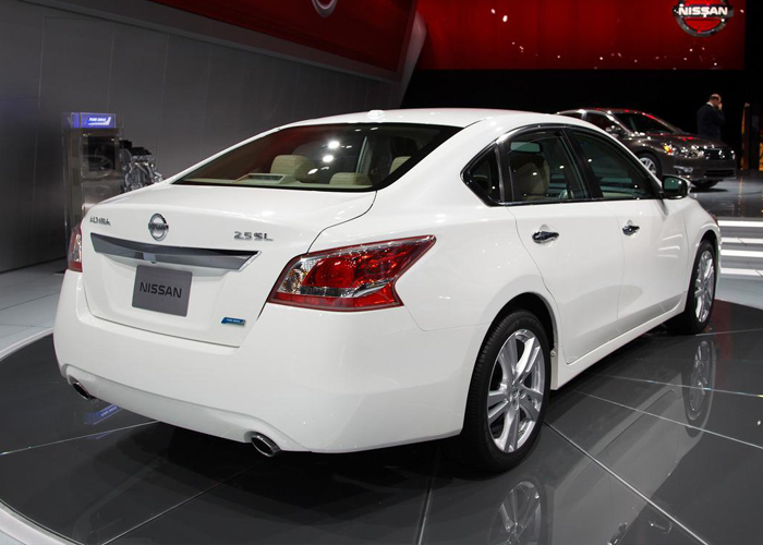 نيسان التيما 2015 تحصل على تطويرات اضافية وMPG للمحرك V6 الجديد Nissan Altima