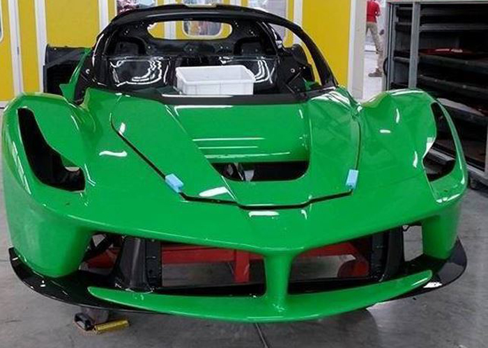 “بالصور” فيراري لافيراري الجديدة تظهر باللون الاخضر المميز Ferrari LaFerrari