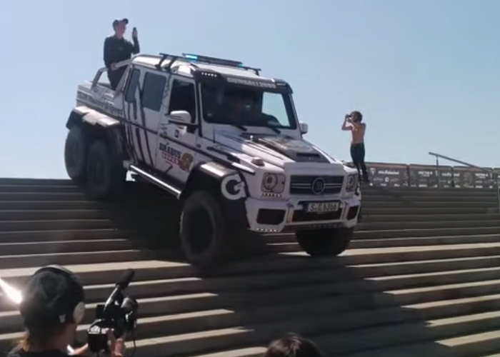 “بالفيديو” شاهد كيف نزلت مرسيدس برابوس G63 AMG 6X6 الجديدة من درج الحديقة